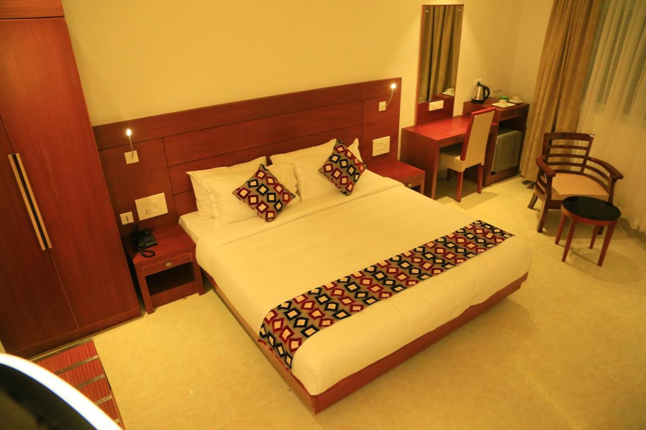 Hotel Victoria International Kattappana Esterno foto